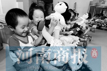 郑州幼儿园真人版布娃娃性教育引争议 