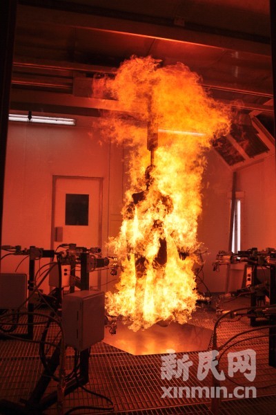 “火人”置身火海进行试验。东华大学供图