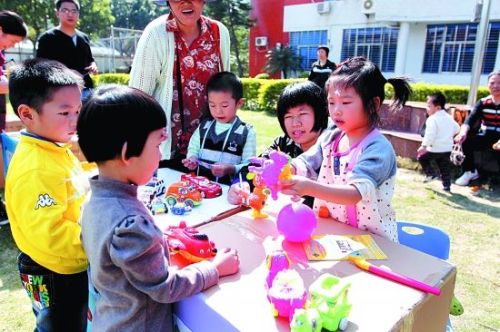 孩童变身摊主叫卖闲置小玩具 