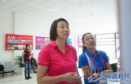 奥运冠军陈静，殷剑观看摄影展。李国东 摄