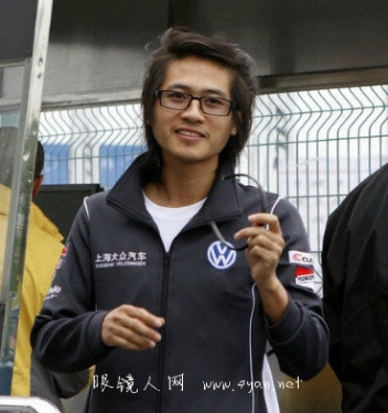 韩寒黑框眼镜文艺范 出战上海房车锦标赛 