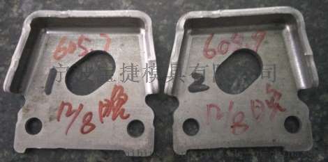 左右悬臂支架端部闭合板 一出二汽车冲压连续模