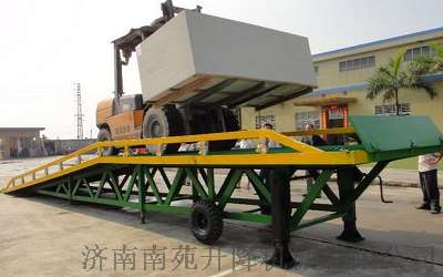 移动液压登车桥厂家,登车桥价格